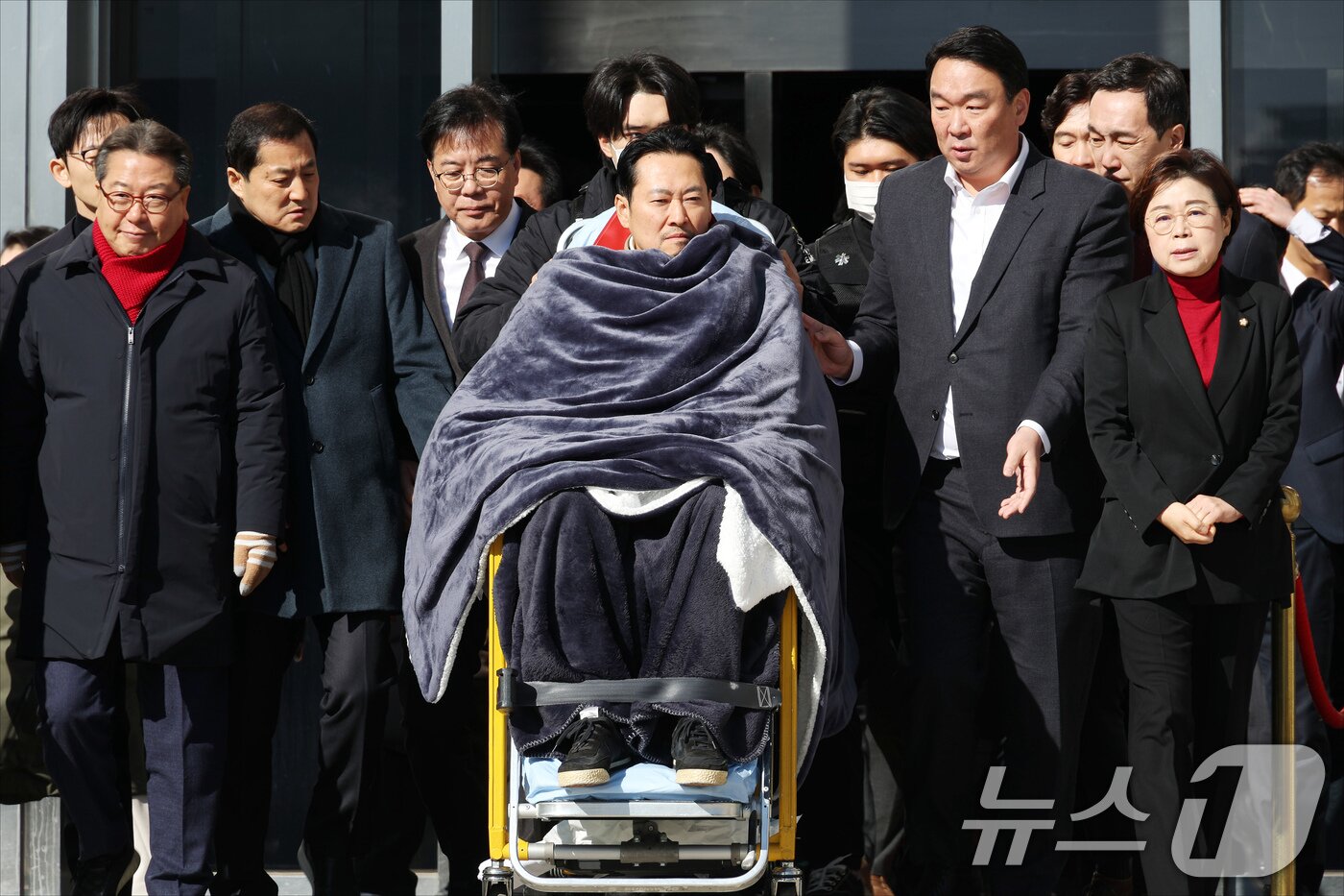 본문 이미지 - '통일교·공천헌금' 쌍특검법 수용을 촉구하며 단식을 시작한 장동혁 국민의힘 대표가 22일 서울 여의도 국회에서 단식 8일 만에 박근혜 전 대통령의 단식 중단 권고를 받아들여 병원으로 이송되고 있다. 2026.1.22/뉴스1 ⓒ News1 국회사진기자단