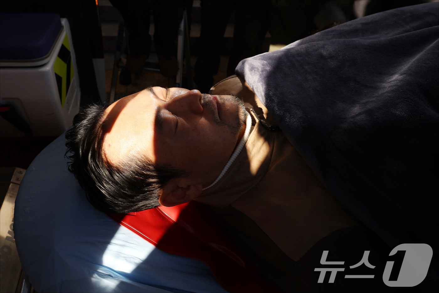 (서울=뉴스1) 국회사진기자단 = '통일교·공천헌금' 쌍특검법 수용을 촉구하며 단식을 시작한 장동혁 국민의힘 대표가 22일 서울 여의도 국회에서 단식 8일 만에 박근혜 전 대통령의 …