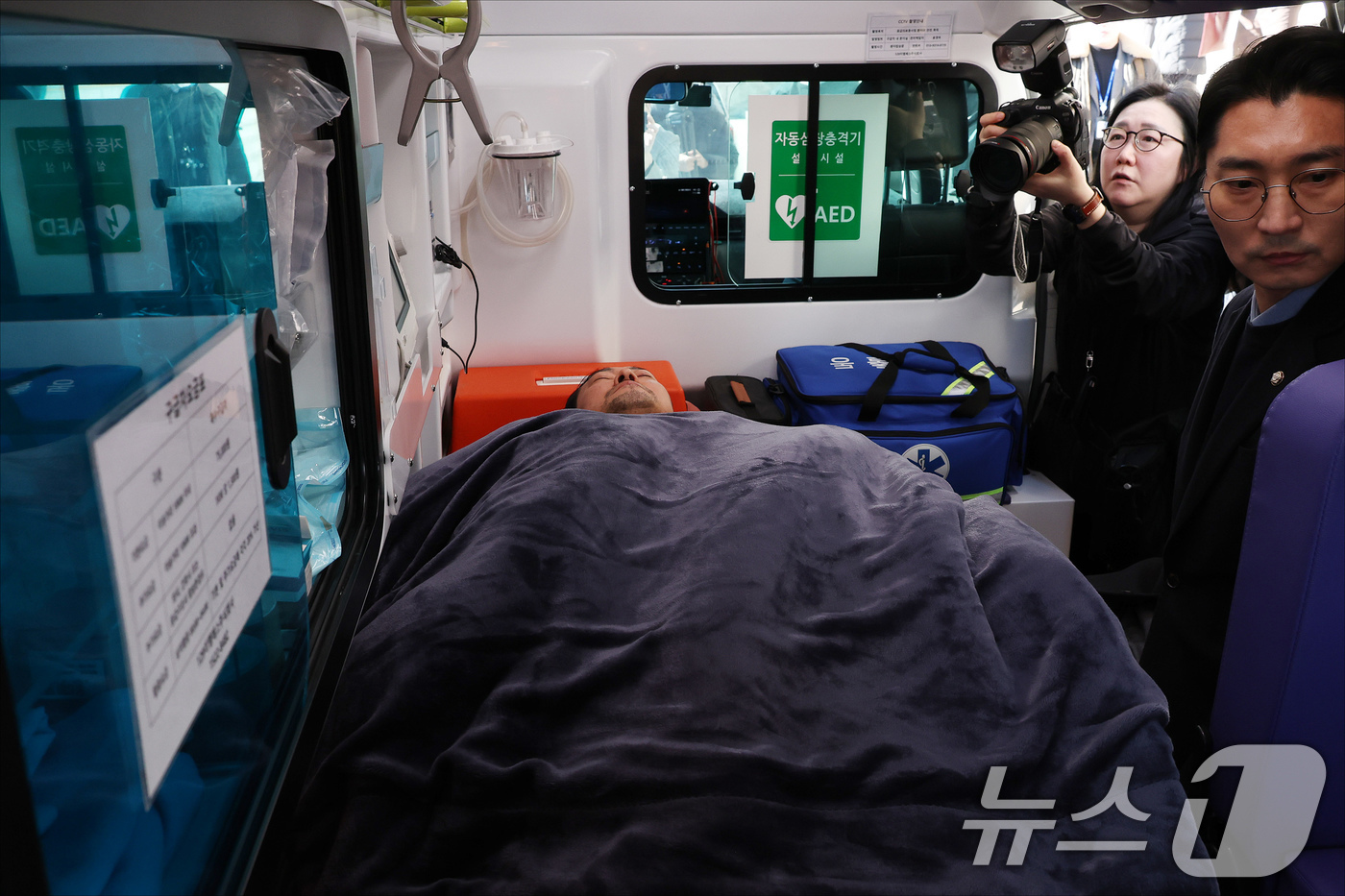 (서울=뉴스1) 국회사진기자단 = '통일교·공천헌금' 쌍특검법 수용을 촉구하며 단식을 시작한 장동혁 국민의힘 대표가 22일 서울 여의도 국회에서 단식 8일 만에 박근혜 전 대통령의 …