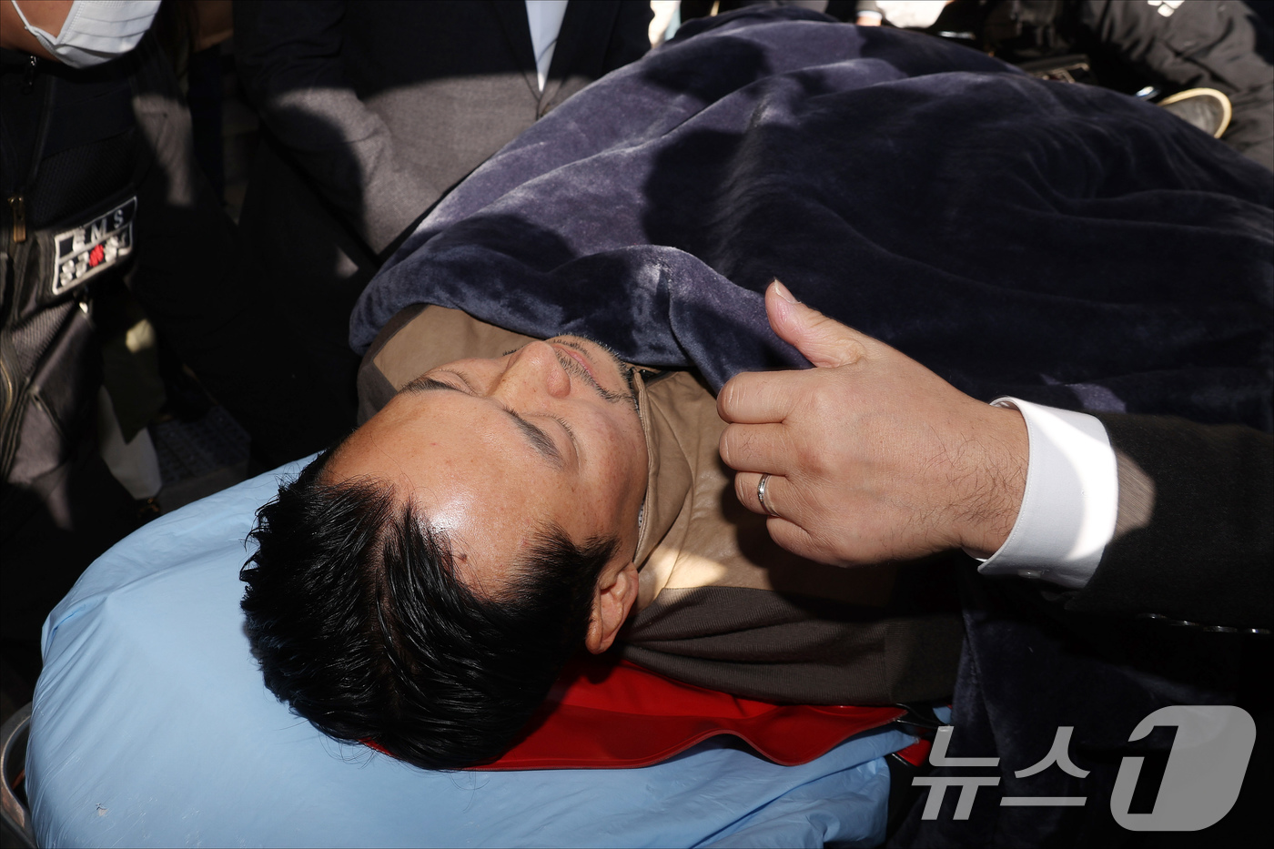 (서울=뉴스1) 국회사진기자단 = '통일교·공천헌금' 쌍특검법 수용을 촉구하며 단식을 시작한 장동혁 국민의힘 대표가 22일 서울 여의도 국회에서 단식 8일 만에 박근혜 전 대통령의 …