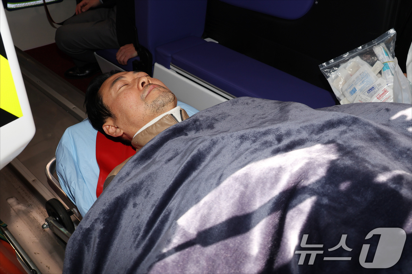 (서울=뉴스1) 국회사진기자단 = '통일교·공천헌금' 쌍특검법 수용을 촉구하며 단식을 시작한 장동혁 국민의힘 대표가 22일 서울 여의도 국회에서 단식 8일 만에 박근혜 전 대통령의 …