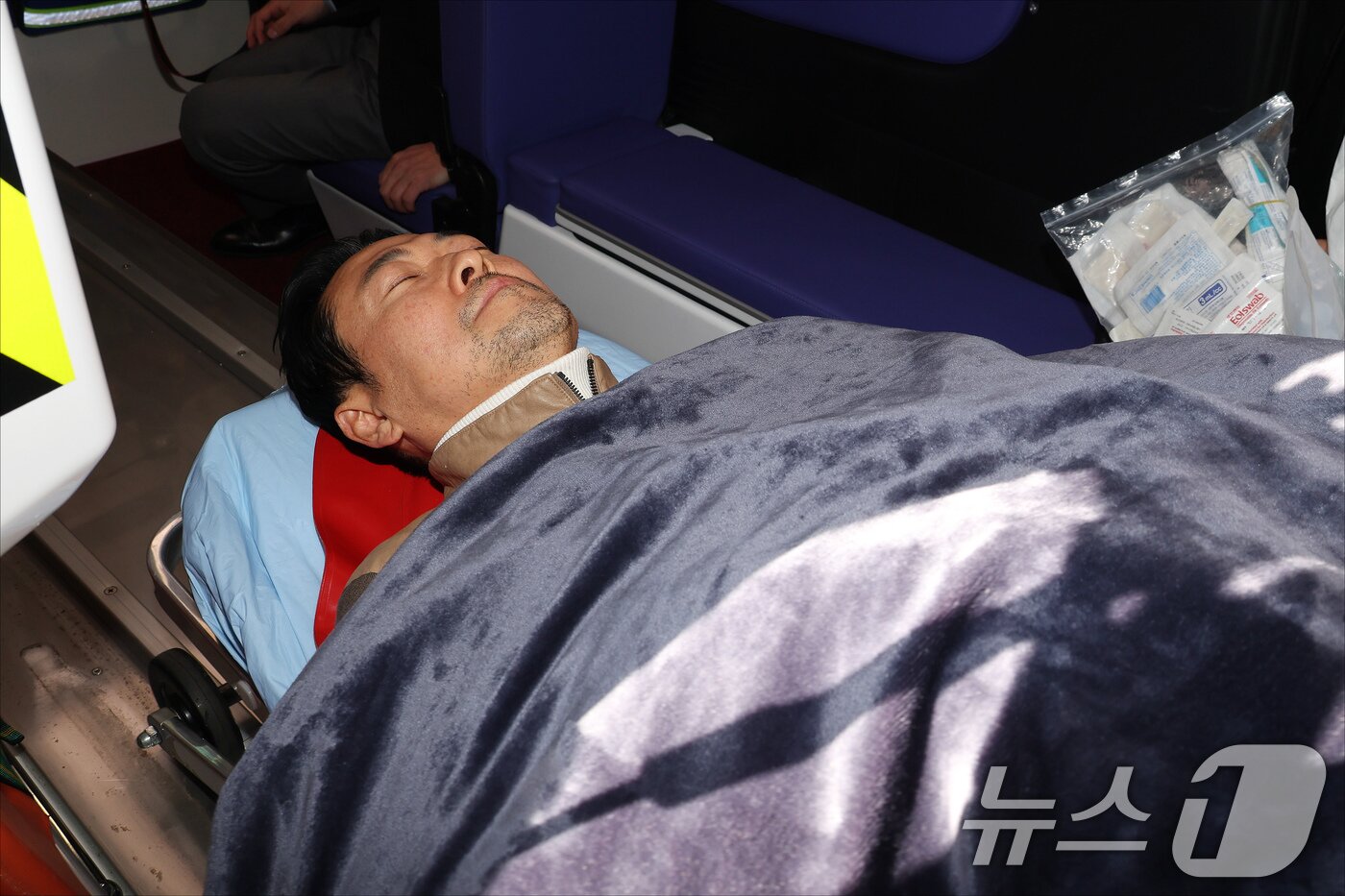 본문 이미지 - '통일교·공천헌금' 쌍특검법 수용을 촉구하며 단식을 시작한 장동혁 국민의힘 대표가 22일 서울 여의도 국회에서 단식 8일 만에 박근혜 전 대통령의 단식 중단 권고를 받아들여 병원으로 이송되고 있다. 2026.1.22/뉴스1 ⓒ News1 국회사진기자단