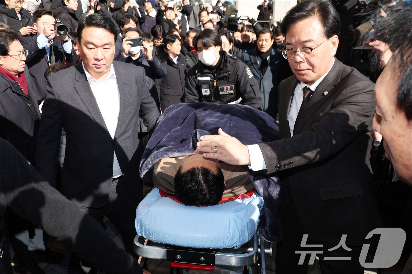 본문 이미지 - '통일교·공천헌금' 쌍특검법 수용을 촉구하며 단식을 시작한 장동혁 국민의힘 대표가 22일 서울 여의도 국회에서 단식 8일 만에 박근혜 전 대통령의 단식 중단 권고를 받아들여 병원으로 이송되고 있다. 2026.1.22/뉴스1 ⓒ News1 국회사진기자단