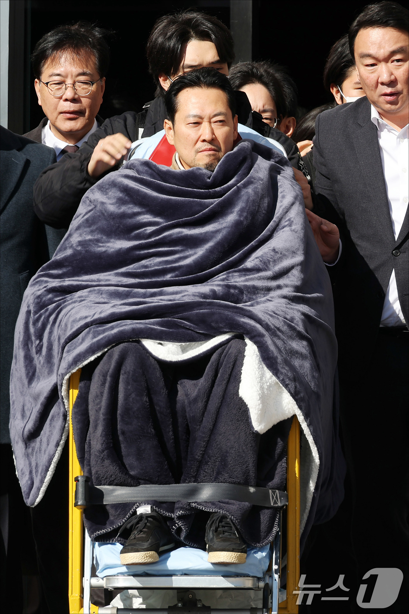 (서울=뉴스1) 국회사진기자단 = '통일교·공천헌금' 쌍특검법 수용을 촉구하며 단식을 시작한 장동혁 국민의힘 대표가 22일 서울 여의도 국회에서 단식 8일 만에 박근혜 전 대통령의 …