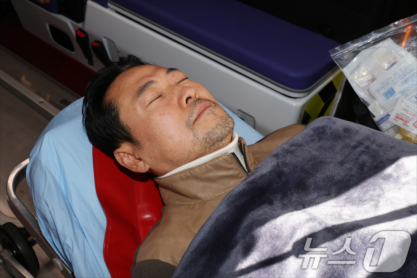 (서울=뉴스1) 국회사진기자단 = '통일교·공천헌금' 쌍특검법 수용을 촉구하며 단식을 시작한 장동혁 국민의힘 대표가 22일 서울 여의도 국회에서 단식 8일 만에 박근혜 전 대통령의 …