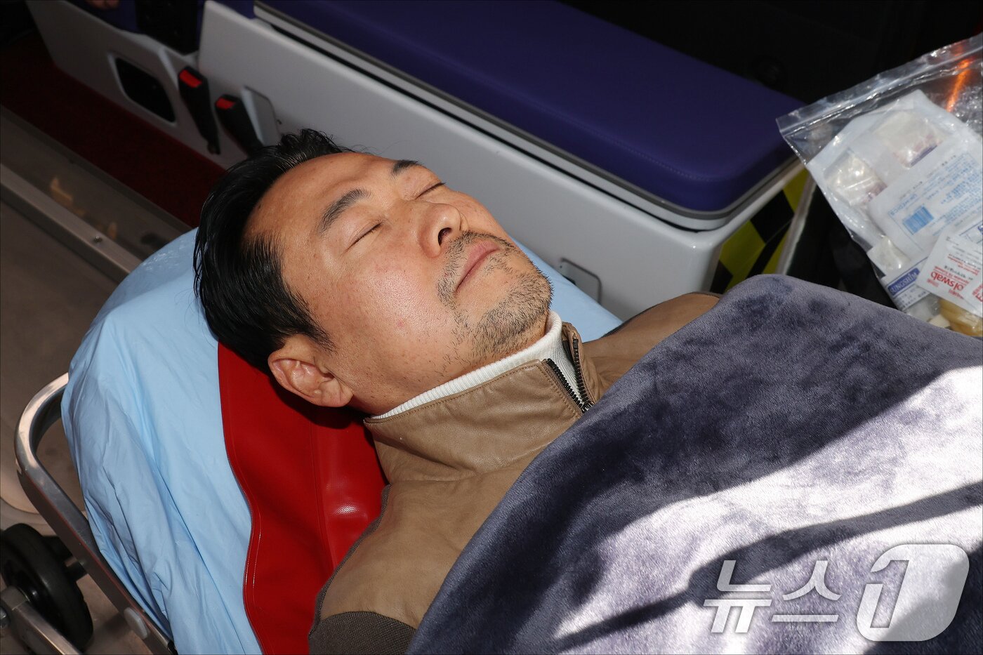 본문 이미지 - '통일교·공천헌금' 쌍특검법 수용을 촉구하며 단식을 시작한 장동혁 국민의힘 대표가 22일 서울 여의도 국회에서 단식 8일 만에 박근혜 전 대통령의 단식 중단 권고를 받아들여 병원으로 이송되고 있다. 2026.1.22/뉴스1 ⓒ News1 국회사진기자단