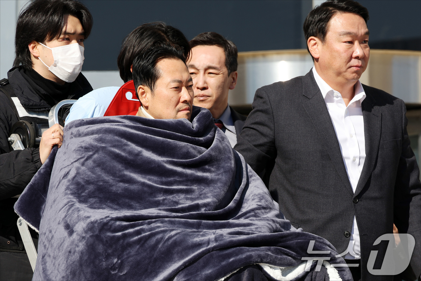 (서울=뉴스1) 국회사진기자단 = '통일교·공천헌금' 쌍특검법 수용을 촉구하며 단식을 시작한 장동혁 국민의힘 대표가 22일 서울 여의도 국회에서 단식 8일 만에 박근혜 전 대통령의 …