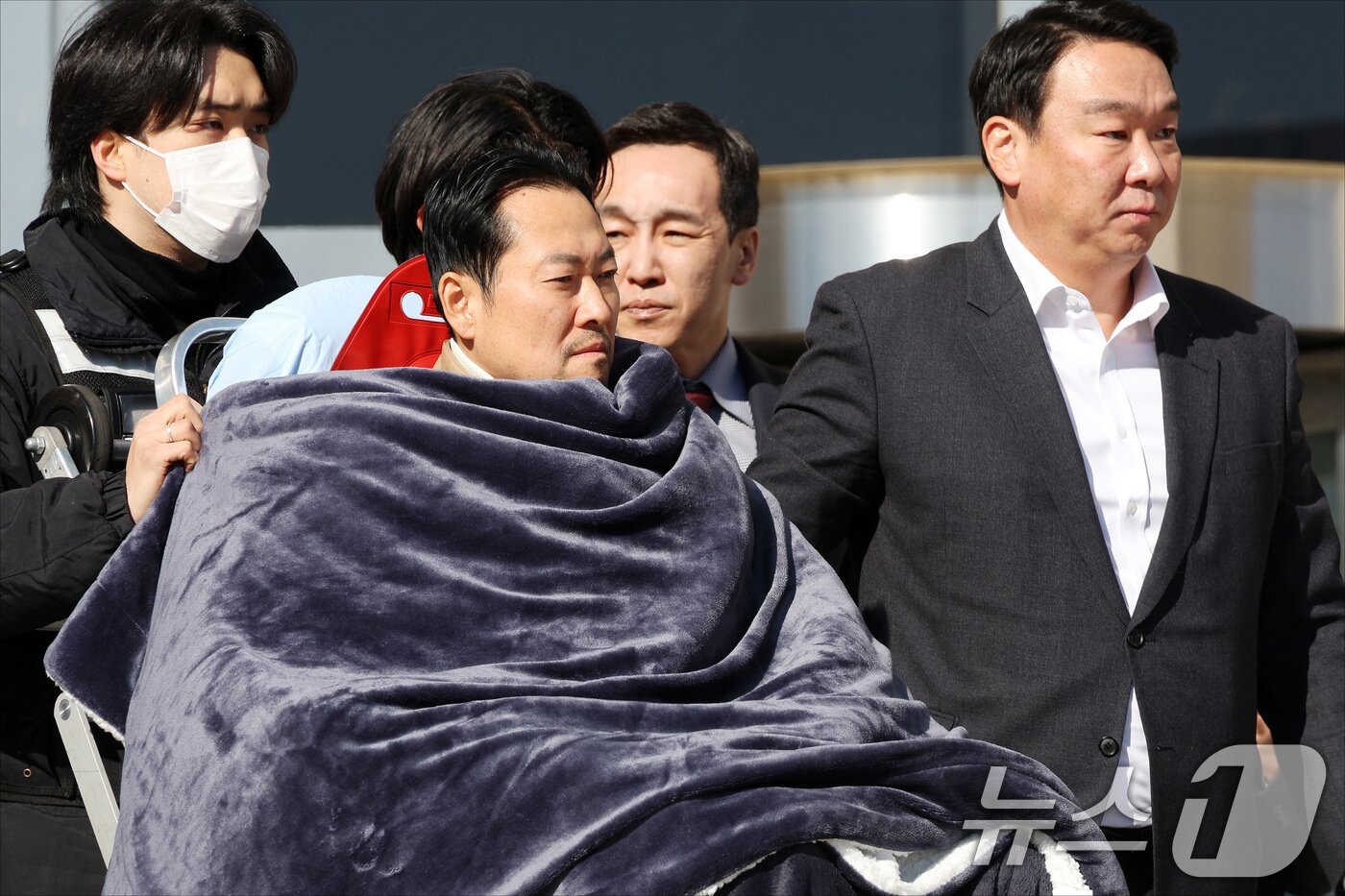 본문 이미지 - '통일교·공천헌금' 쌍특검법 수용을 촉구하며 단식을 시작한 장동혁 국민의힘 대표가 22일 서울 여의도 국회에서 단식 8일 만에 박근혜 전 대통령의 단식 중단 권고를 받아들여 병원으로 이송되고 있다. 2026.1.22/뉴스1 ⓒ News1 국회사진기자단