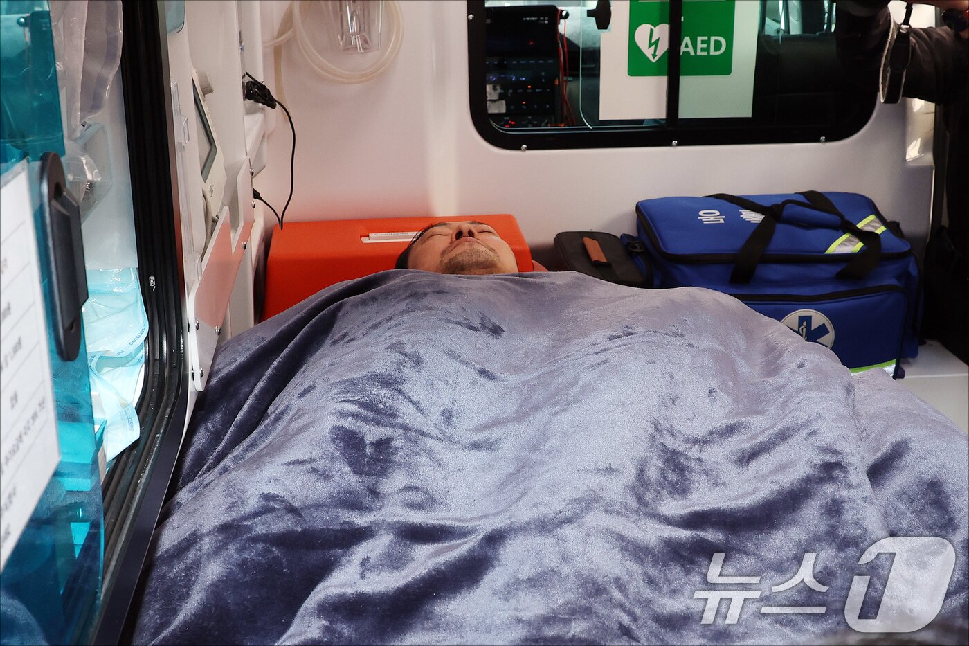 본문 이미지 - '통일교·공천헌금' 쌍특검법 수용을 촉구하며 단식을 시작한 장동혁 국민의힘 대표가 22일 서울 여의도 국회에서 단식 8일 만에 박근혜 전 대통령의 단식 중단 권고를 받아들여 병원으로 이송되고 있다. 2026.1.22/뉴스1 ⓒ News1 국회사진기자단