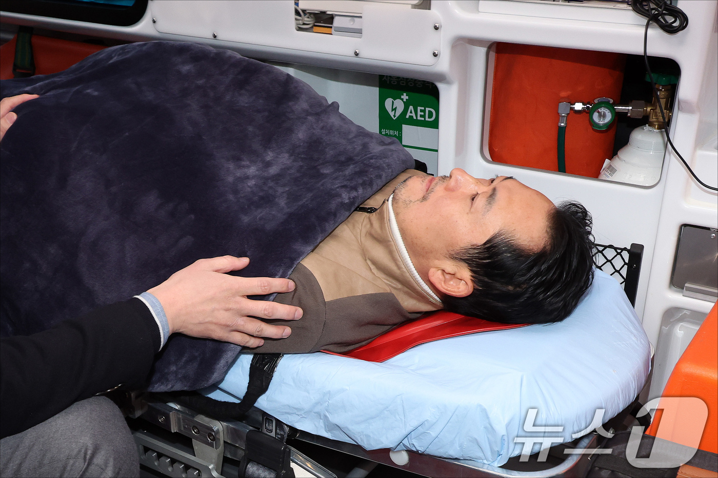 (서울=뉴스1) 국회사진기자단 = '통일교·공천헌금' 쌍특검법 수용을 촉구하며 단식을 시작한 장동혁 국민의힘 대표가 22일 서울 여의도 국회에서 단식 8일 만에 박근혜 전 대통령의 …