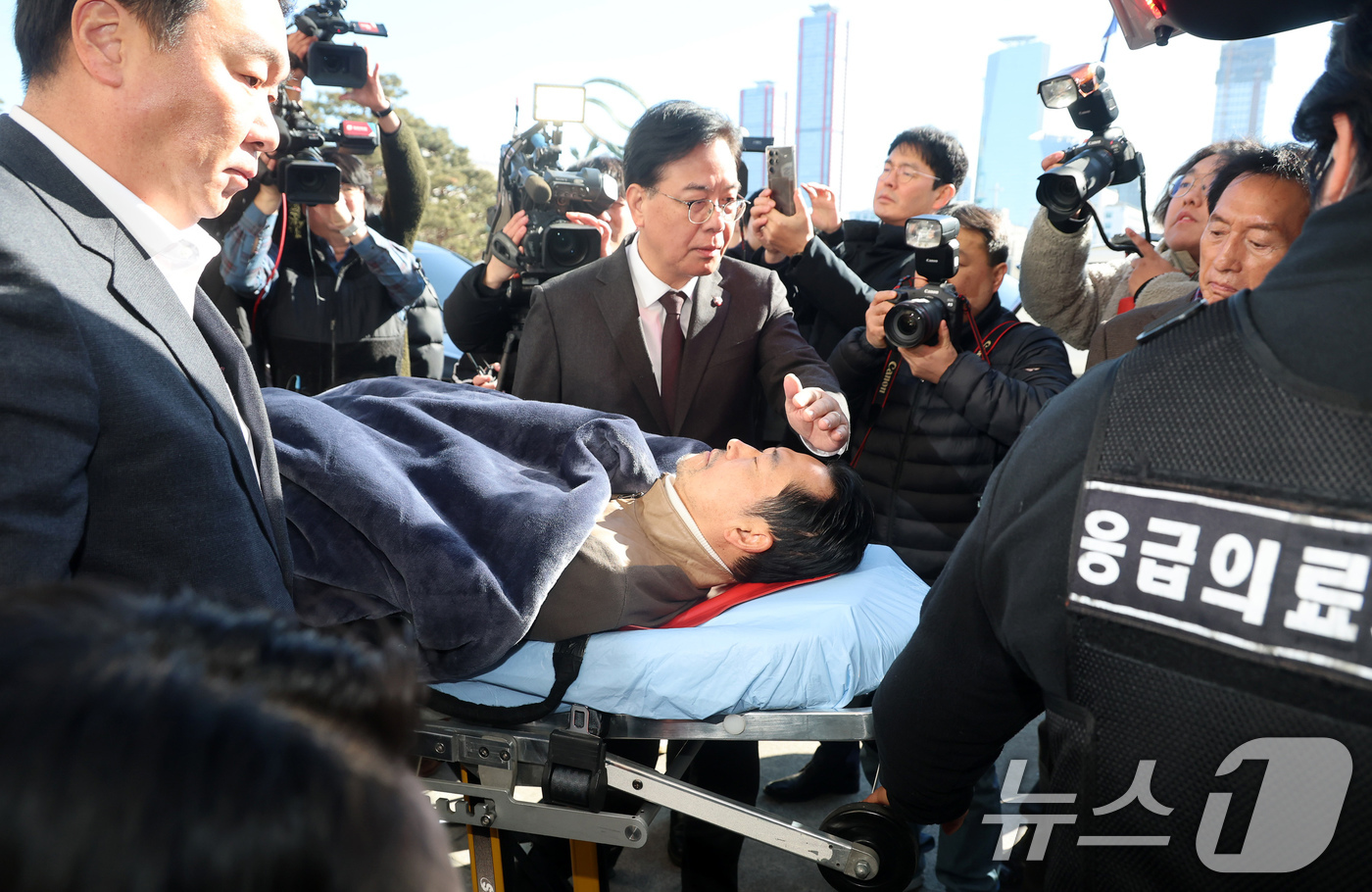 (서울=뉴스1) 국회사진기자단 = '통일교·공천헌금' 쌍특검법 수용을 촉구하며 단식을 시작한 장동혁 국민의힘 대표가 22일 서울 여의도 국회에서 단식 8일 만에 박근혜 전 대통령의 …