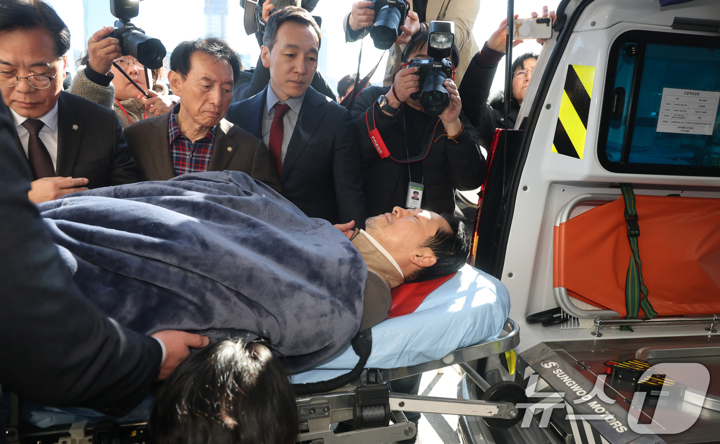 (서울=뉴스1) 국회사진기자단 = '통일교·공천헌금' 쌍특검법 수용을 촉구하며 단식을 시작한 장동혁 국민의힘 대표가 22일 서울 여의도 국회에서 단식 8일 만에 박근혜 전 대통령의 …