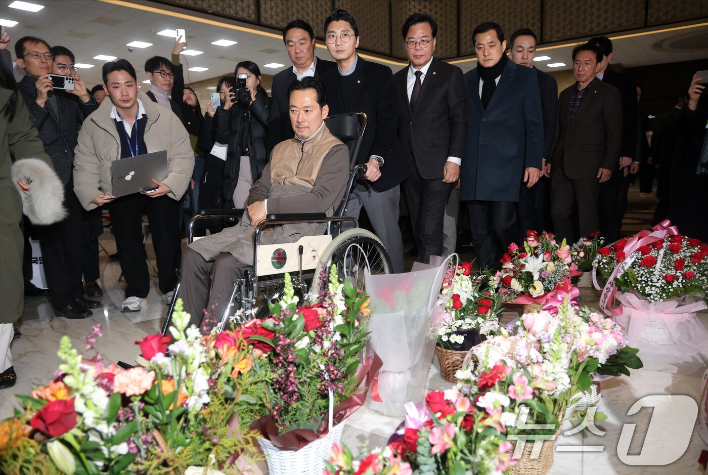 본문 이미지 - '통일교·공천헌금' 쌍특검법 수용을 촉구하며 단식을 시작한 장동혁 국민의힘 대표가 22일 서울 여의도 국회에서 단식 8일 만에 박근혜 전 대통령의 단식 중단 권고를 받아들여 병원으로 이송되고 있다. 2026.1.22/뉴스1 ⓒ News1 국회사진기자단