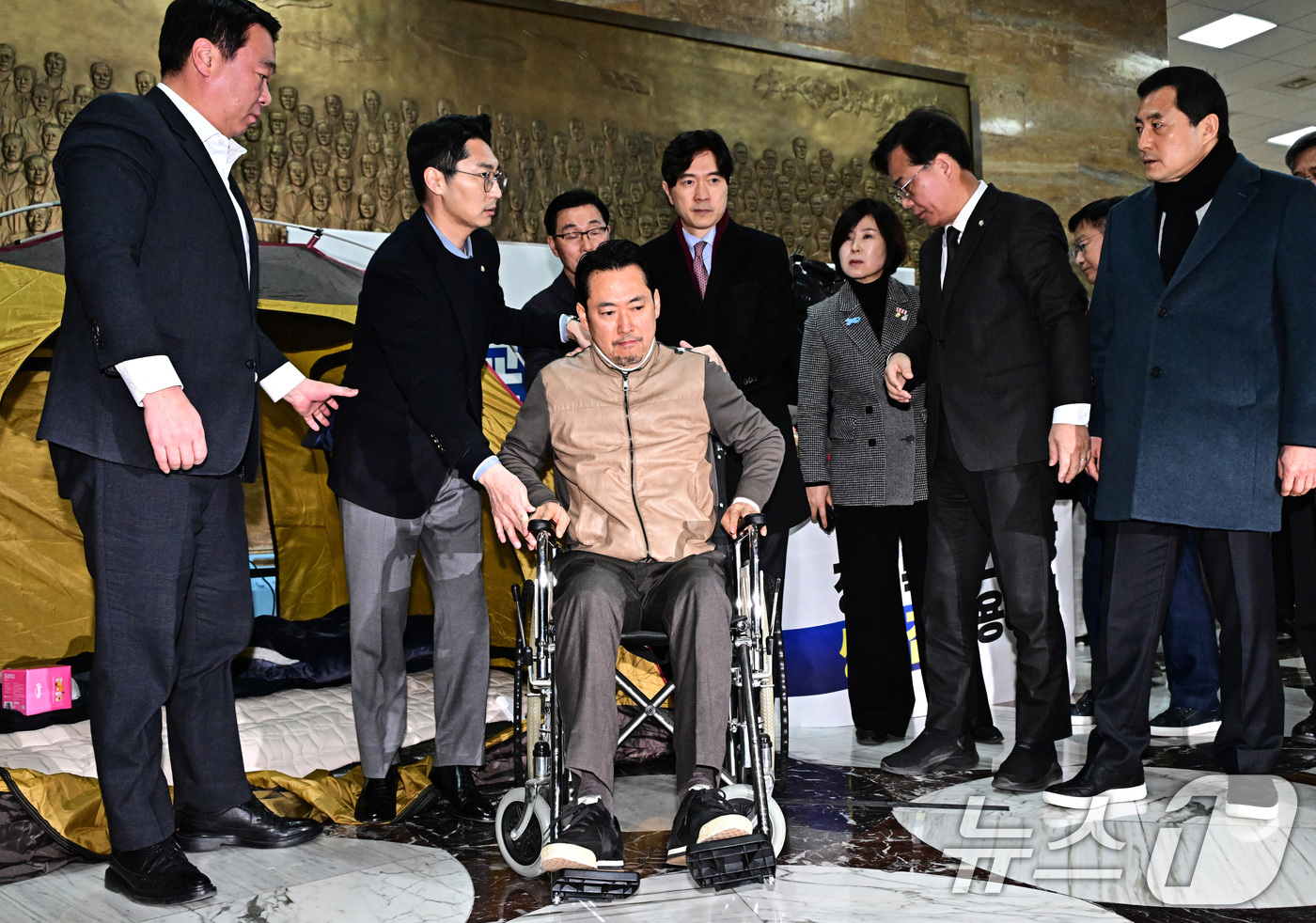 (서울=뉴스1) 국회사진기자단 = '통일교·공천헌금' 쌍특검법 수용을 촉구하며 8일째 단식을 이어오던 장동혁 국민의힘 대표가 22일 서울 여의도 국회 로텐더홀에서 단식 중단을 선언 …