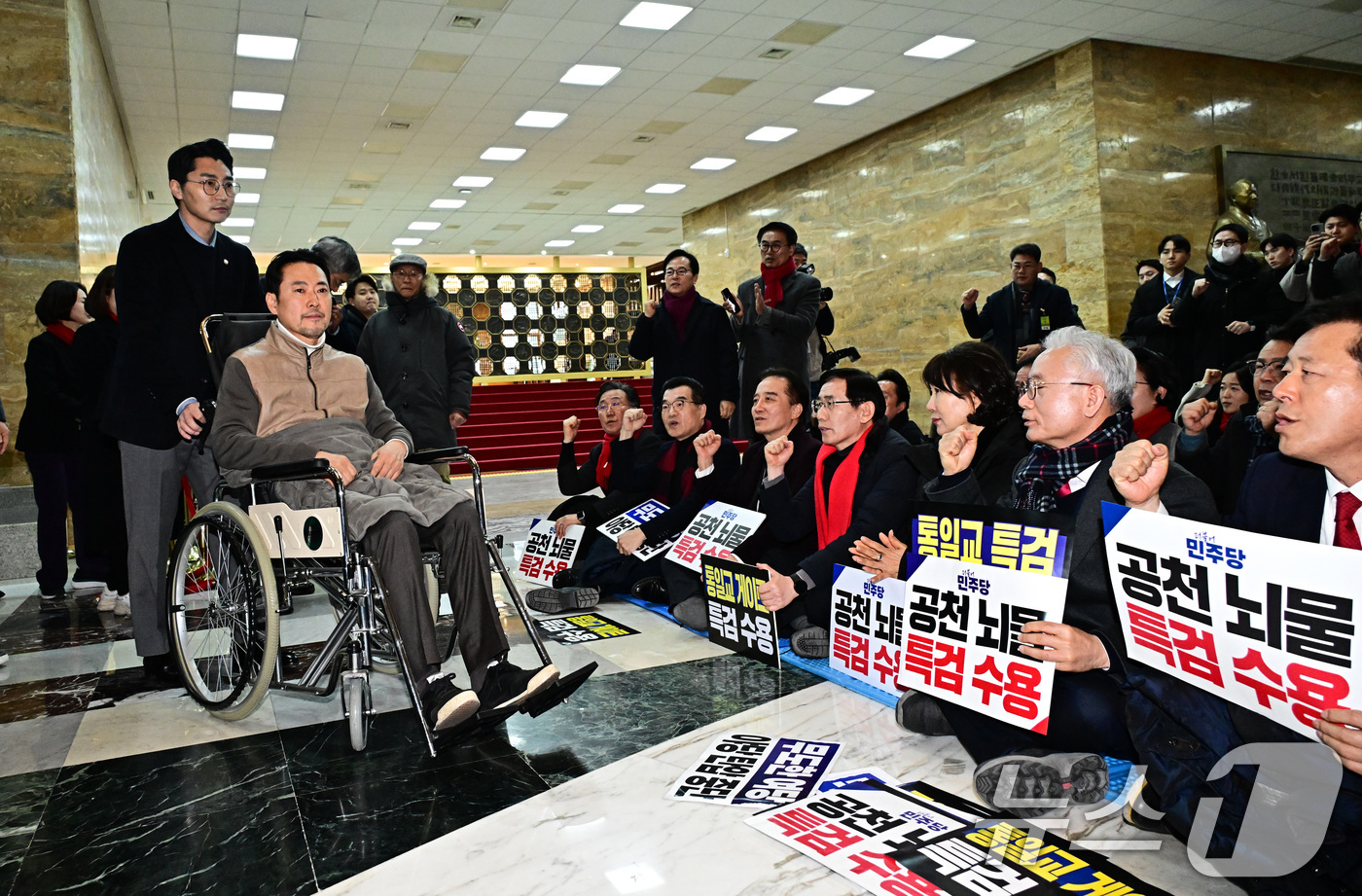 (서울=뉴스1) 국회사진기자단 = '통일교·공천헌금' 쌍특검법 수용을 촉구하며 8일째 단식을 이어오던 장동혁 국민의힘 대표가 22일 서울 여의도 국회 로텐더홀에서 단식 중단을 선언 …