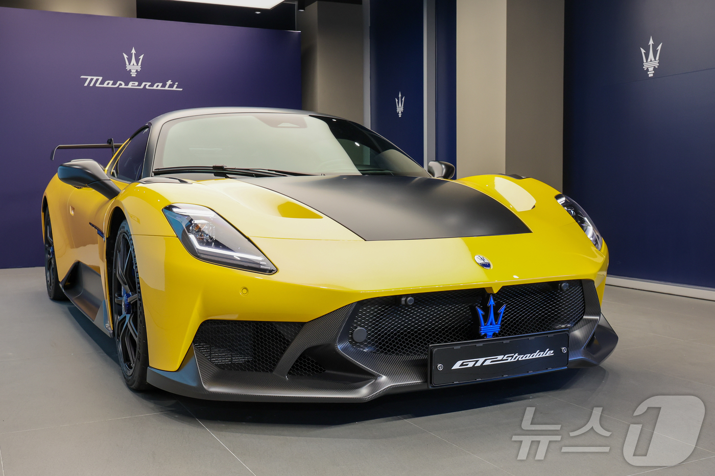 (성남=뉴스1) 안은나 기자 = 마세라티 코리아 고성능 슈퍼 스포츠카 ‘GT2 스트라달레(Stradale)’ 공식 출시 행사가 열린 22일 경기 성남시 분당구 마세라티 판교 전시장 …