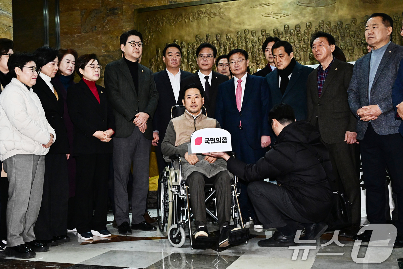 (서울=뉴스1) 국회사진기자단 = '통일교·공천헌금' 쌍특검법 수용을 촉구하며 8일째 단식을 이어오던 장동혁 국민의힘 대표가 22일 서울 여의도 국회 로텐더홀에서 단식 중단을 선언 …