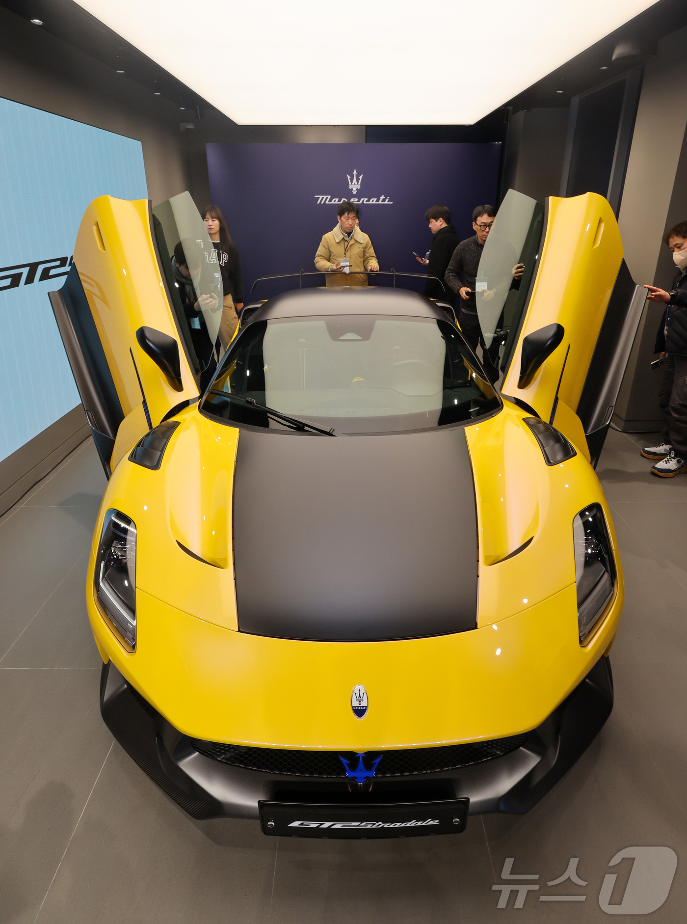(성남=뉴스1) 안은나 기자 = 마세라티 코리아 고성능 슈퍼 스포츠카 ‘GT2 스트라달레(Stradale)’ 공식 출시 행사가 열린 22일 경기 성남시 분당구 마세라티 판교 전시장 …