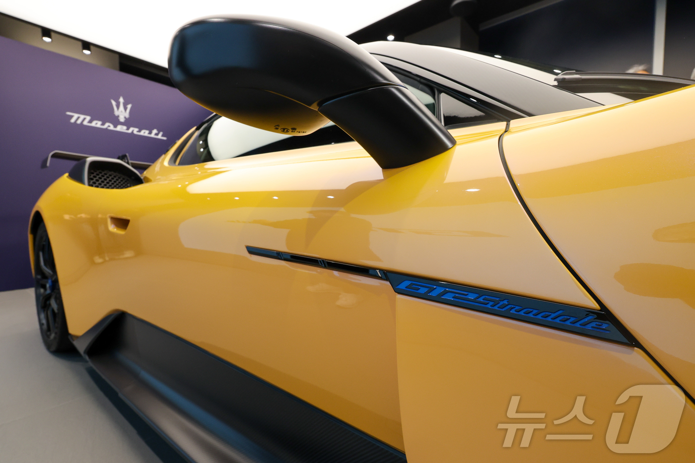 (성남=뉴스1) 안은나 기자 = 마세라티 코리아 고성능 슈퍼 스포츠카 ‘GT2 스트라달레(Stradale)’ 공식 출시 행사가 열린 22일 경기 성남시 분당구 마세라티 판교 전시장 …
