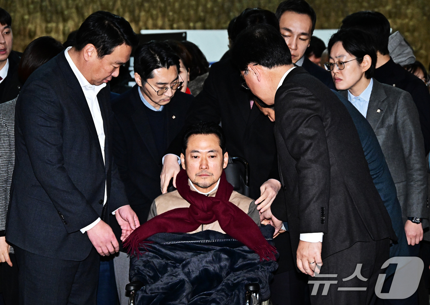 (서울=뉴스1) 국회사진기자단 = '통일교·공천헌금' 쌍특검법 수용을 촉구하며 8일째 단식을 이어오던 장동혁 국민의힘 대표가 22일 서울 여의도 국회 로텐더홀에서 단식 중단을 선언 …