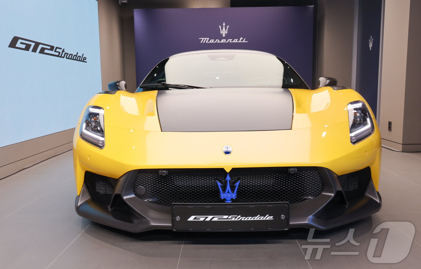 (성남=뉴스1) 안은나 기자 = 마세라티 코리아 고성능 슈퍼 스포츠카 ‘GT2 스트라달레(Stradale)’ 공식 출시 행사가 열린 22일 경기 성남시 분당구 마세라티 판교 전시장 …