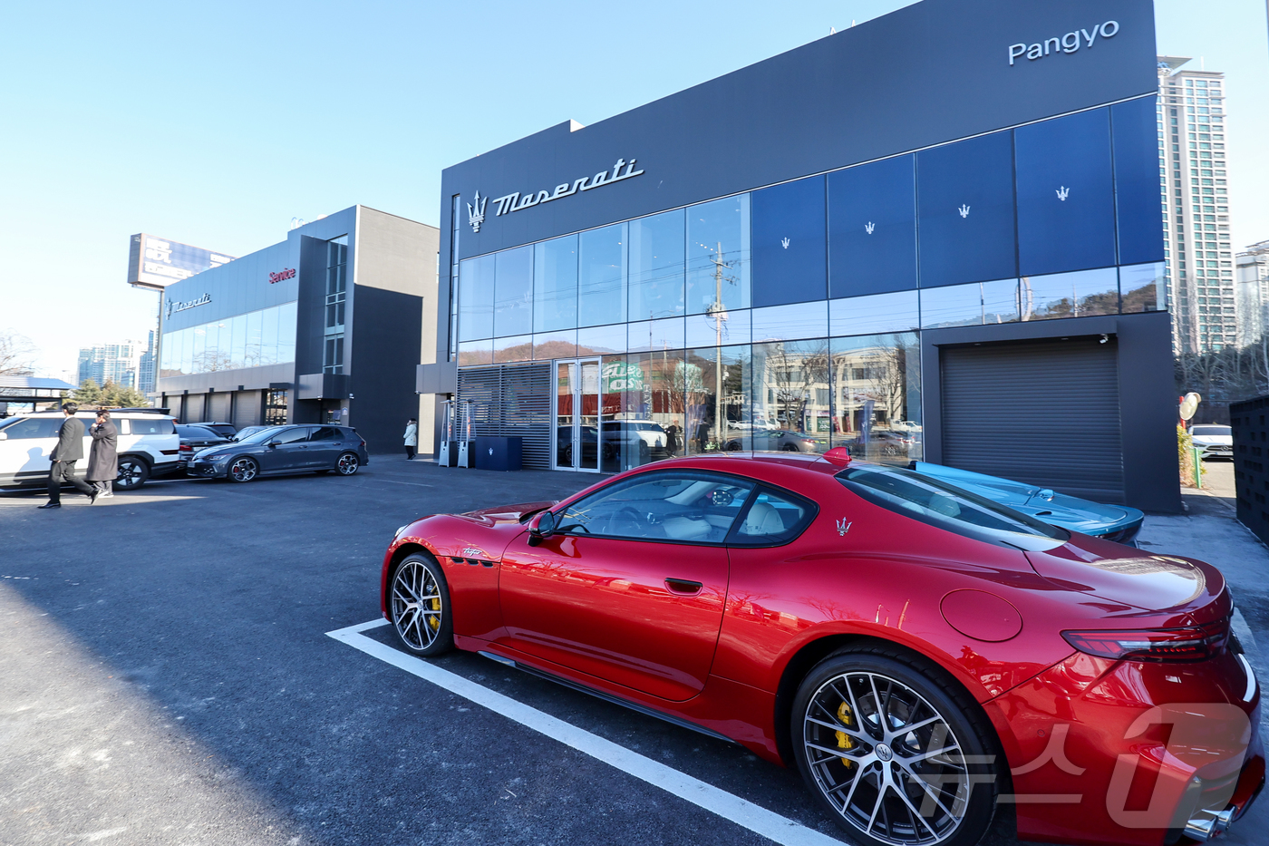 (성남=뉴스1) 안은나 기자 = 마세라티 코리아 고성능 슈퍼 스포츠카 ‘GT2 스트라달레(Stradale)’ 공식 출시 행사가 열린 22일 경기 성남시 분당구 마세라티 판교 전시장 …