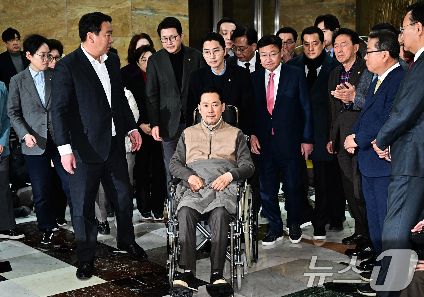 (서울=뉴스1) 국회사진기자단 = '통일교·공천헌금' 쌍특검법 수용을 촉구하며 8일째 단식을 이어오던 장동혁 국민의힘 대표가 22일 서울 여의도 국회 로텐더홀에서 단식 중단을 선언 …