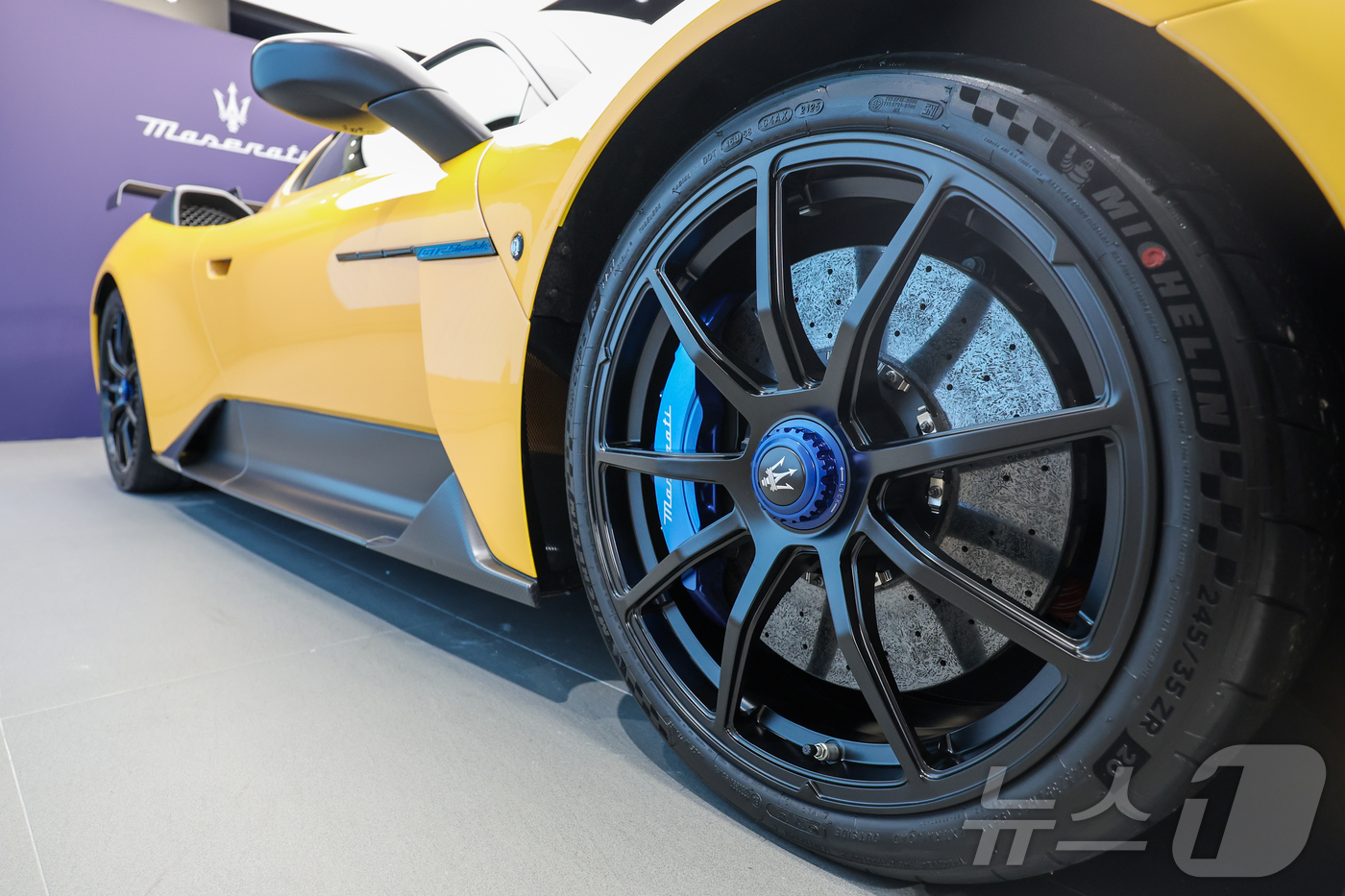 (성남=뉴스1) 안은나 기자 = 마세라티 코리아 고성능 슈퍼 스포츠카 ‘GT2 스트라달레(Stradale)’ 공식 출시 행사가 열린 22일 경기 성남시 분당구 마세라티 판교 전시장 …