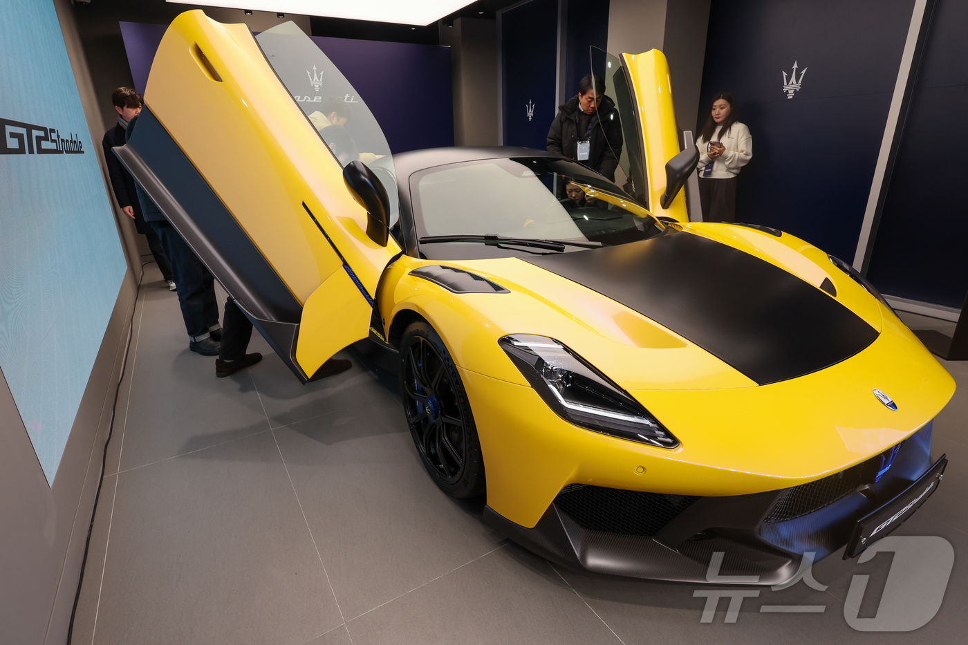 (성남=뉴스1) 안은나 기자 = 마세라티 코리아 고성능 슈퍼 스포츠카 ‘GT2 스트라달레(Stradale)’ 공식 출시 행사가 열린 22일 경기 성남시 분당구 마세라티 판교 전시장 …