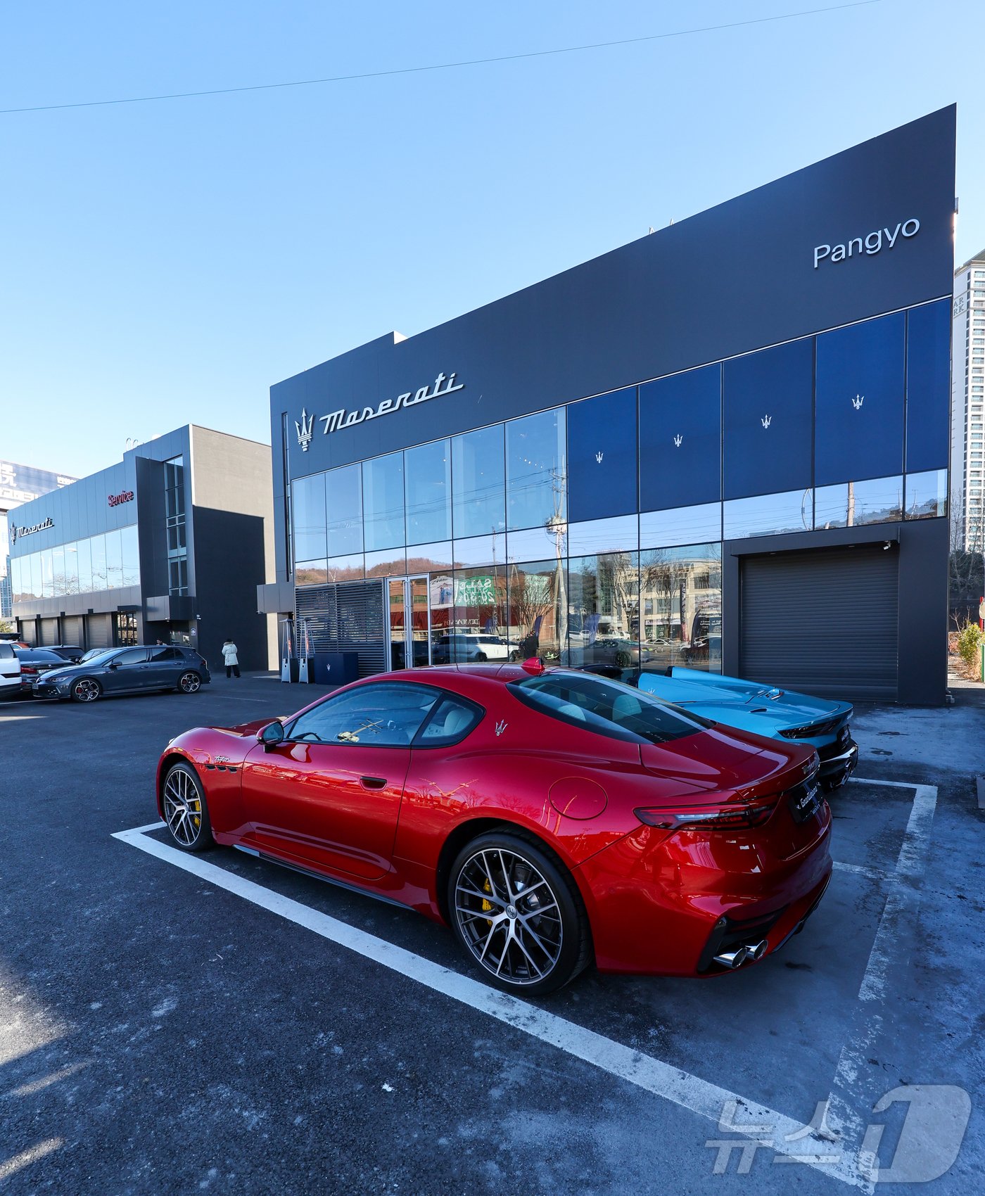 (성남=뉴스1) 안은나 기자 = 마세라티 코리아 고성능 슈퍼 스포츠카 ‘GT2 스트라달레(Stradale)’ 공식 출시 행사가 열린 22일 경기 성남시 분당구 마세라티 판교 전시장 …