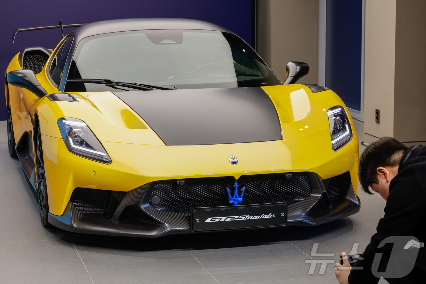 (성남=뉴스1) 안은나 기자 = 마세라티 코리아 고성능 슈퍼 스포츠카 ‘GT2 스트라달레(Stradale)’ 공식 출시 행사가 열린 22일 경기 성남시 분당구 마세라티 판교 전시장 …