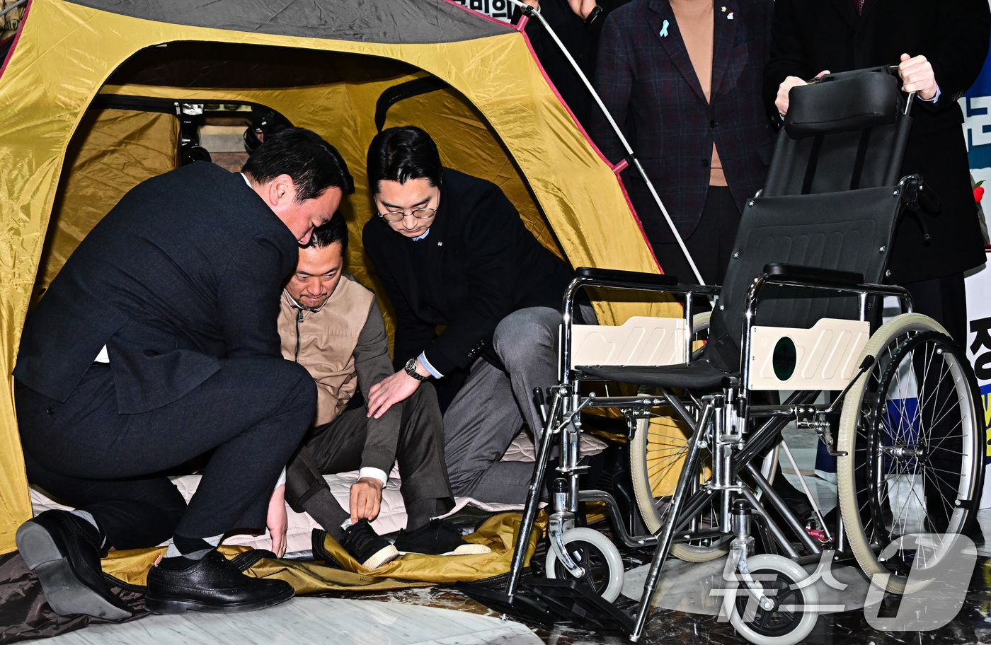 (서울=뉴스1) 국회사진기자단 = '통일교·공천헌금' 쌍특검법 수용을 촉구하며 8일째 단식을 이어오던 장동혁 국민의힘 대표가 22일 서울 여의도 국회 로텐더홀에서 단식 중단을 선언 …