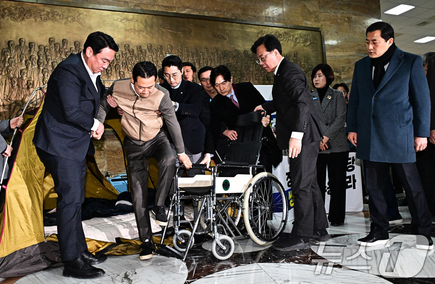 (서울=뉴스1) 국회사진기자단 = '통일교·공천헌금' 쌍특검법 수용을 촉구하며 8일째 단식을 이어오던 장동혁 국민의힘 대표가 22일 서울 여의도 국회 로텐더홀에서 단식 중단을 선언 …