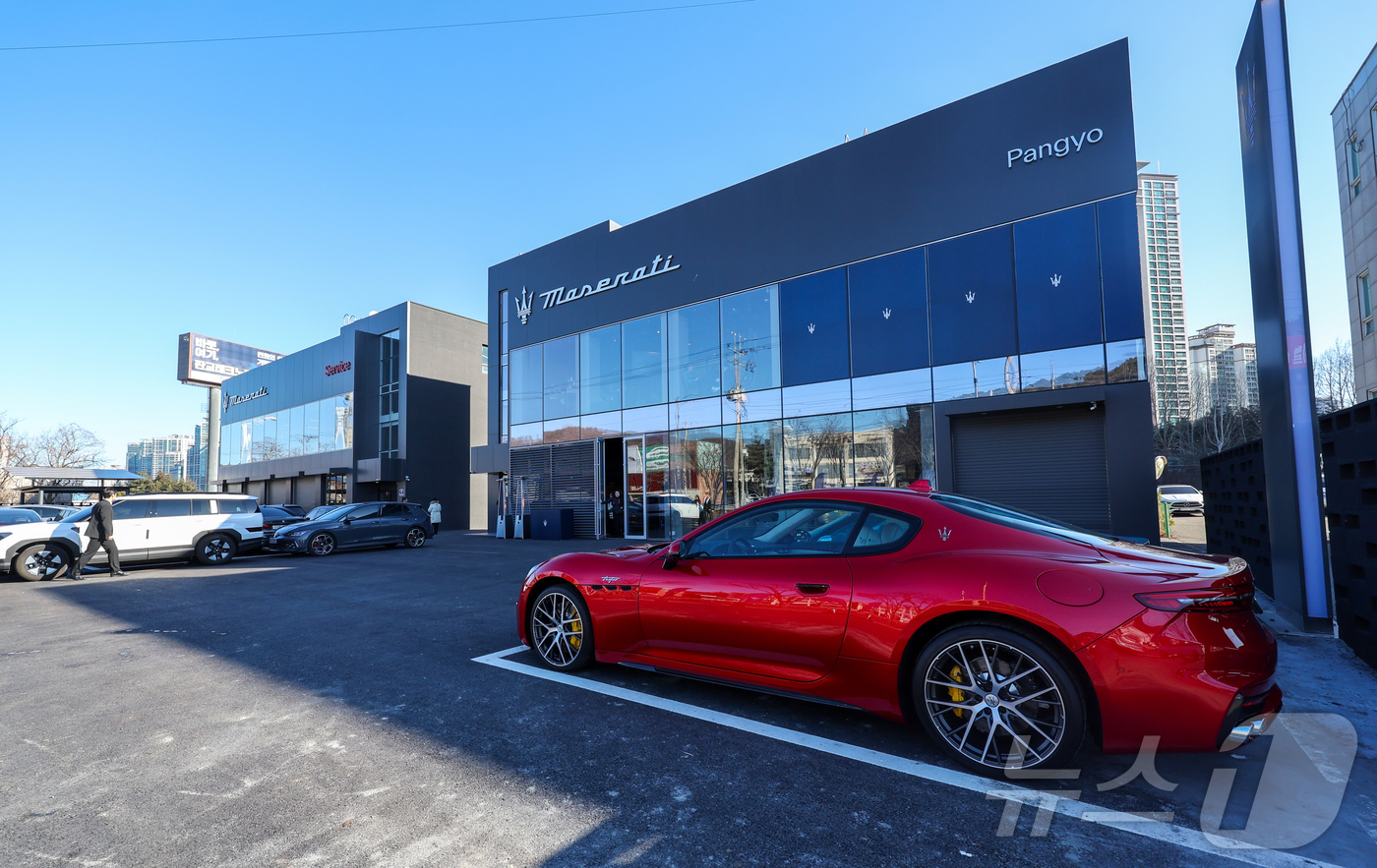 (성남=뉴스1) 안은나 기자 = 마세라티 코리아 고성능 슈퍼 스포츠카 ‘GT2 스트라달레(Stradale)’ 공식 출시 행사가 열린 22일 경기 성남시 분당구 마세라티 판교 전시장 …