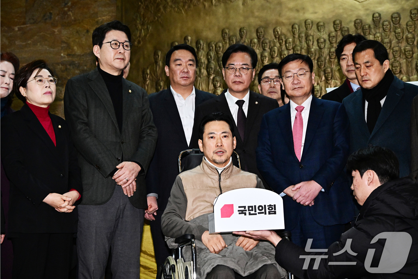 (서울=뉴스1) 국회사진기자단 = '통일교·공천헌금' 쌍특검법 수용을 촉구하며 8일째 단식을 이어오던 장동혁 국민의힘 대표가 22일 서울 여의도 국회 로텐더홀에서 단식 중단을 선언 …