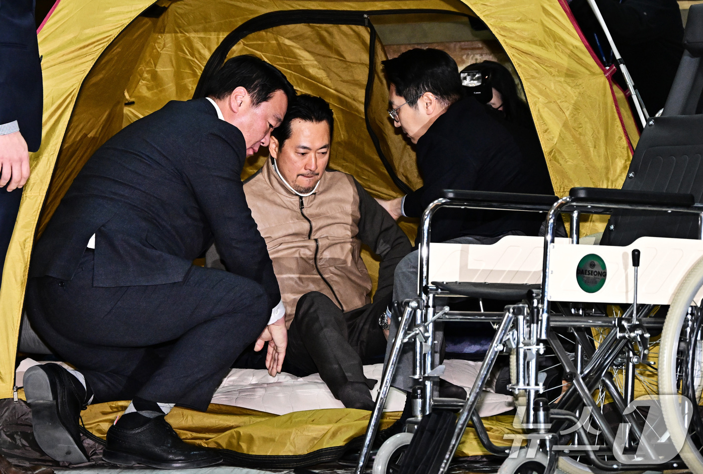 (서울=뉴스1) 국회사진기자단 = '통일교·공천헌금' 쌍특검법 수용을 촉구하며 8일째 단식을 이어오던 장동혁 국민의힘 대표가 22일 서울 여의도 국회 로텐더홀에서 단식 중단을 선언 …