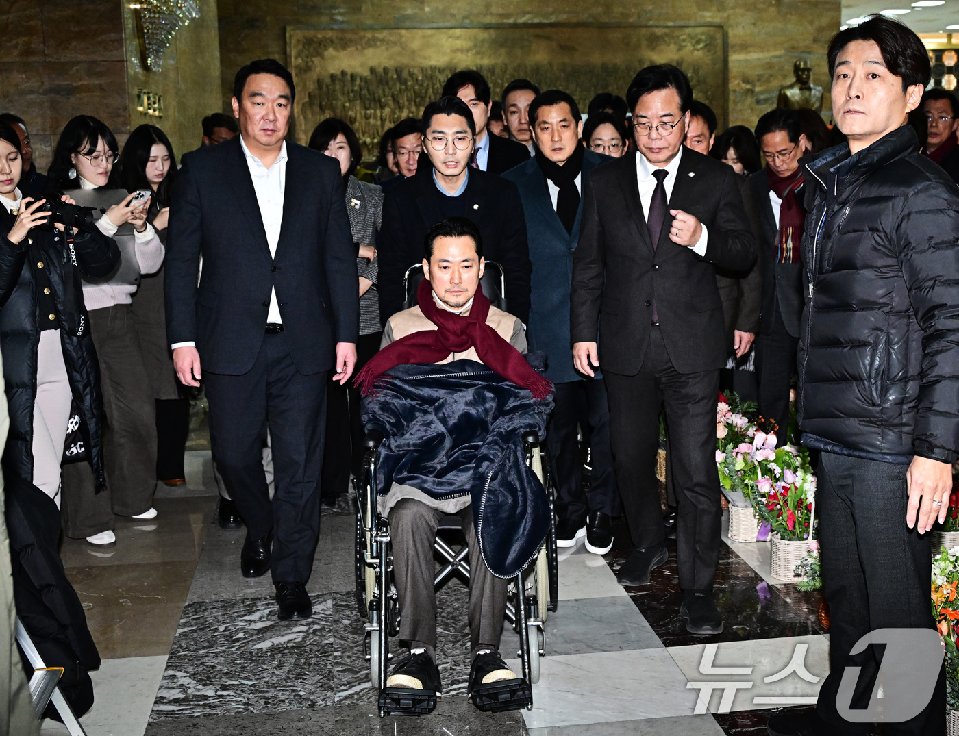 (서울=뉴스1) 국회사진기자단 = '통일교·공천헌금' 쌍특검법 수용을 촉구하며 8일째 단식을 이어오던 장동혁 국민의힘 대표가 22일 서울 여의도 국회 로텐더홀에서 단식 중단을 선언 …