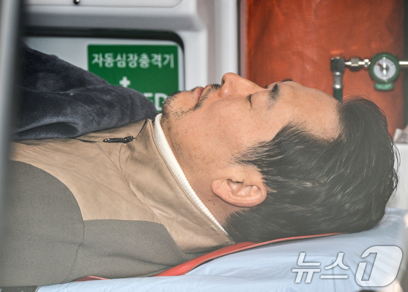 (서울=뉴스1) 국회사진기자단 = '통일교·공천헌금' 쌍특검법 수용을 촉구하며 단식을 시작한 장동혁 국민의힘 대표가 22일 서울 여의도 국회에서 단식 8일 만에 박근혜 전 대통령의 …