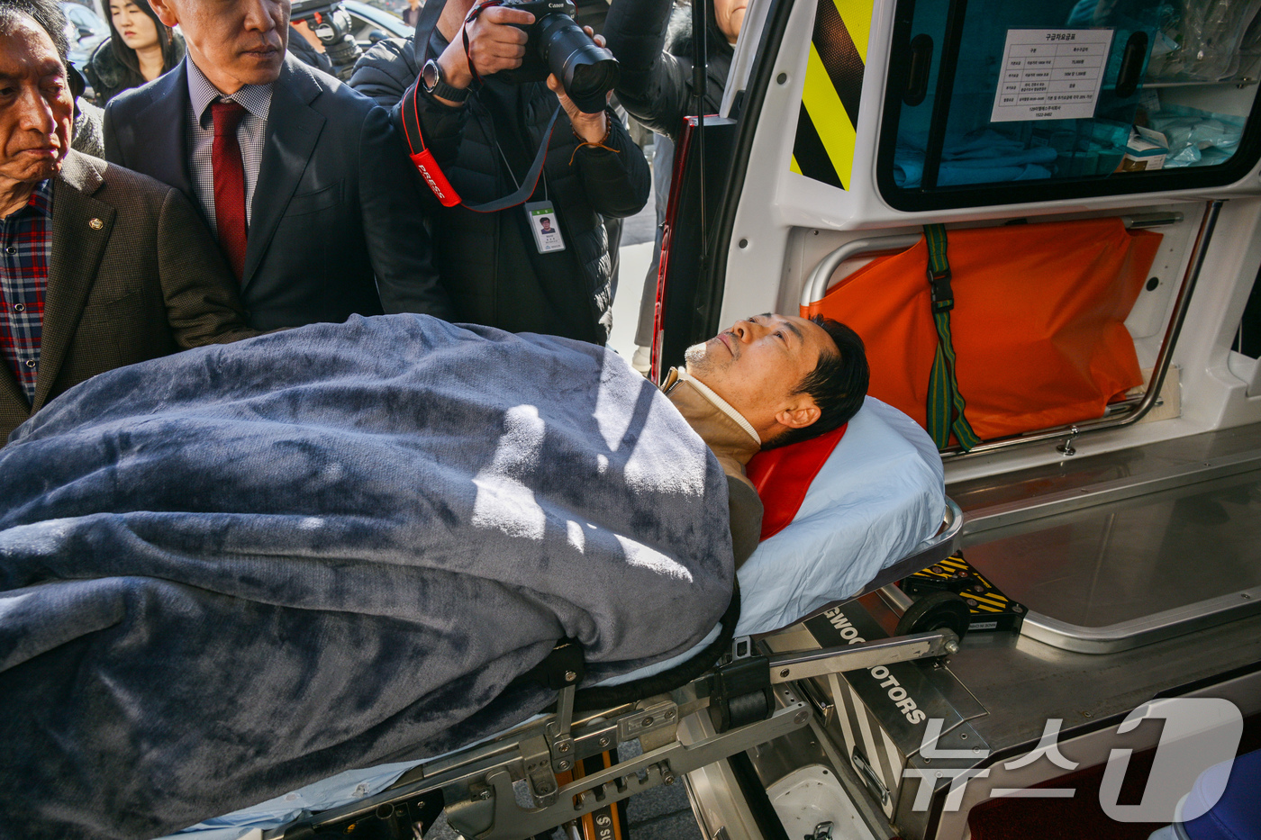 (서울=뉴스1) 국회사진기자단 = '통일교·공천헌금' 쌍특검법 수용을 촉구하며 단식을 시작한 장동혁 국민의힘 대표가 22일 서울 여의도 국회에서 단식 8일 만에 박근혜 전 대통령의 …