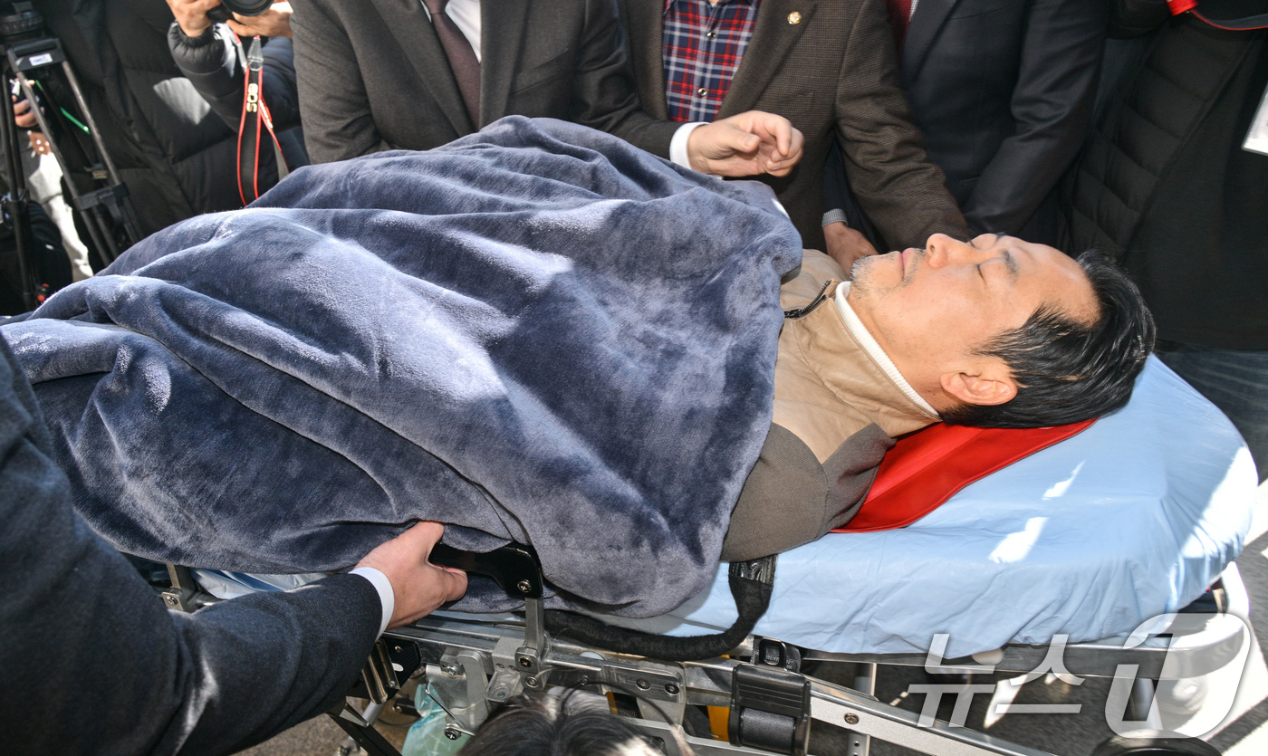 (서울=뉴스1) 국회사진기자단 = '통일교·공천헌금' 쌍특검법 수용을 촉구하며 단식을 시작한 장동혁 국민의힘 대표가 22일 서울 여의도 국회에서 단식 8일 만에 박근혜 전 대통령의 …