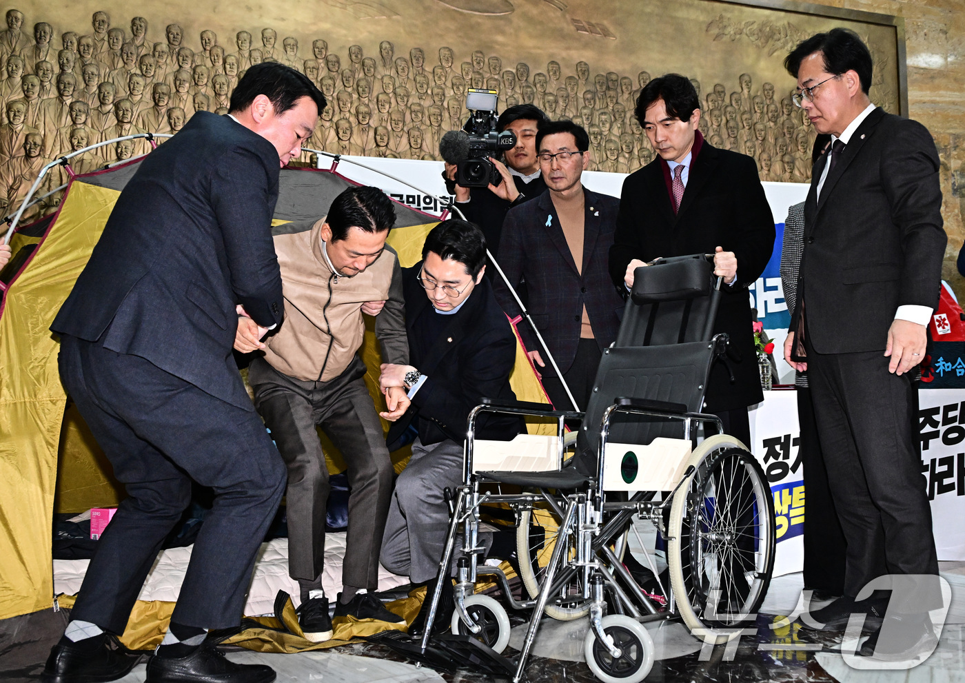 (서울=뉴스1) 국회사진기자단 = '통일교·공천헌금' 쌍특검법 수용을 촉구하며 8일째 단식을 이어오던 장동혁 국민의힘 대표가 22일 서울 여의도 국회 로텐더홀에서 단식 중단을 선언 …