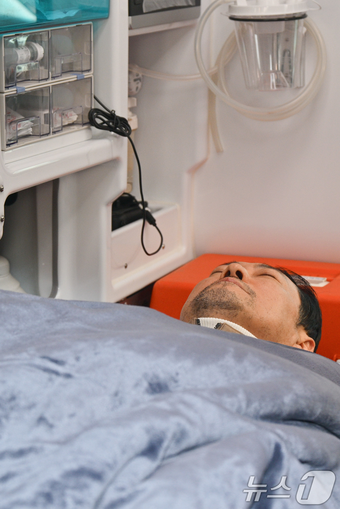 (서울=뉴스1) 국회사진기자단 = '통일교·공천헌금' 쌍특검법 수용을 촉구하며 단식을 시작한 장동혁 국민의힘 대표가 22일 서울 여의도 국회에서 단식 8일 만에 박근혜 전 대통령의 …