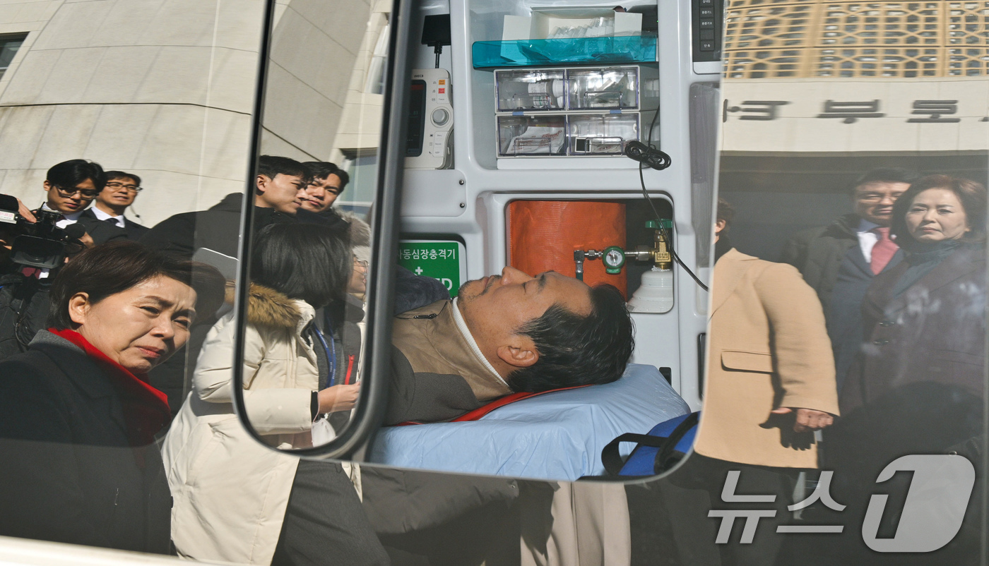 (서울=뉴스1) 국회사진기자단 = '통일교·공천헌금' 쌍특검법 수용을 촉구하며 단식을 시작한 장동혁 국민의힘 대표가 22일 서울 여의도 국회에서 단식 8일 만에 박근혜 전 대통령의 …