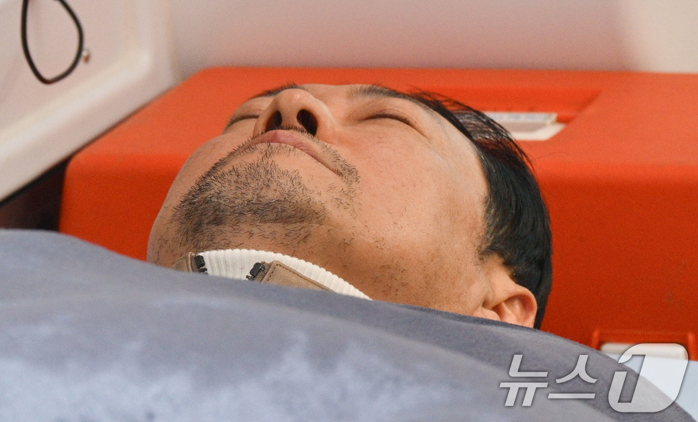 (서울=뉴스1) 국회사진기자단 = '통일교·공천헌금' 쌍특검법 수용을 촉구하며 단식을 시작한 장동혁 국민의힘 대표가 22일 서울 여의도 국회에서 단식 8일 만에 박근혜 전 대통령의 …