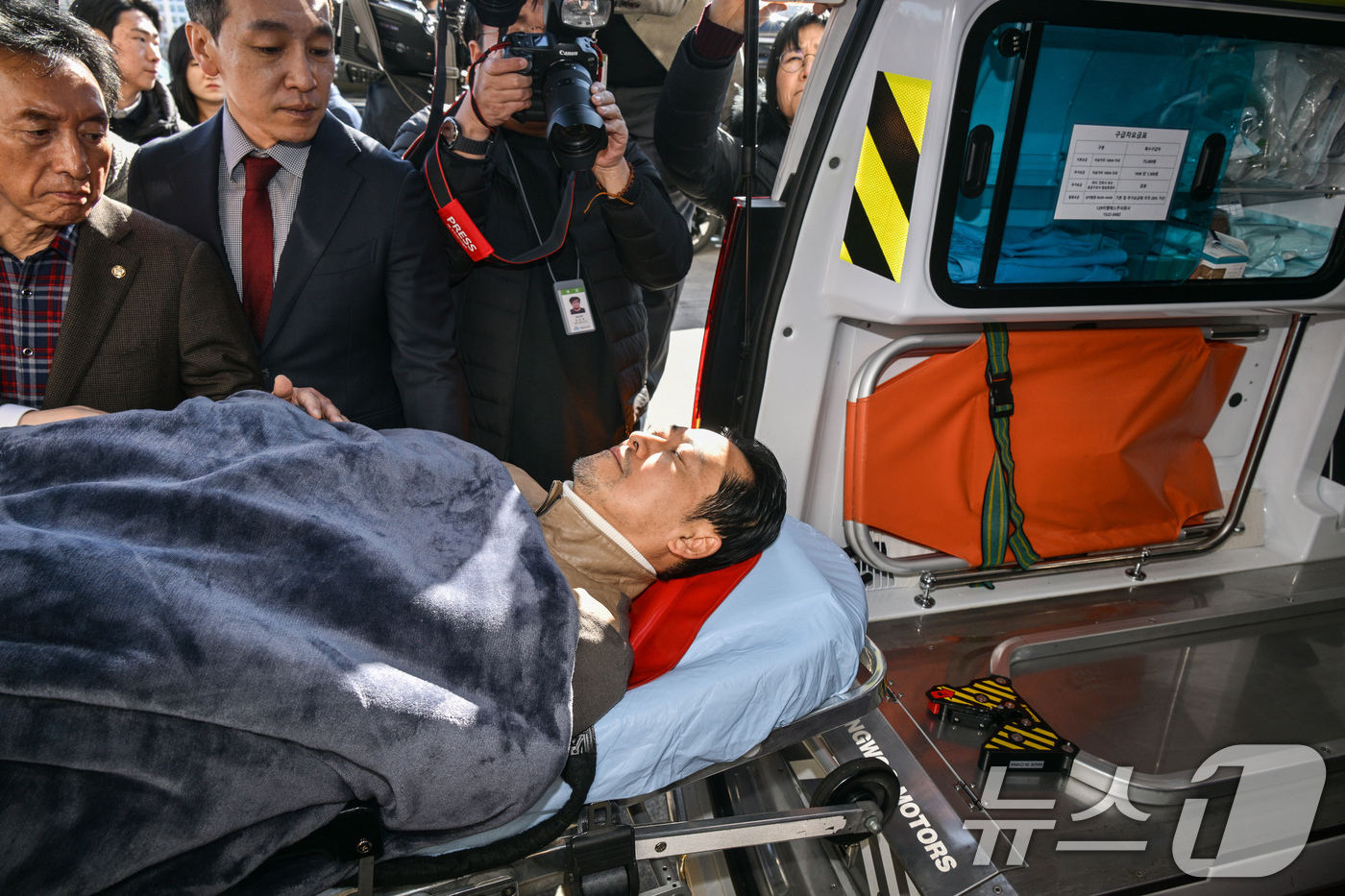 (서울=뉴스1) 국회사진기자단 = '통일교·공천헌금' 쌍특검법 수용을 촉구하며 단식을 시작한 장동혁 국민의힘 대표가 22일 서울 여의도 국회에서 단식 8일 만에 박근혜 전 대통령의 …