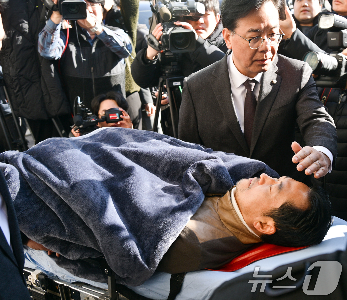 (서울=뉴스1) 국회사진기자단 = '통일교·공천헌금' 쌍특검법 수용을 촉구하며 단식을 시작한 장동혁 국민의힘 대표가 22일 서울 여의도 국회에서 단식 8일 만에 박근혜 전 대통령의 …