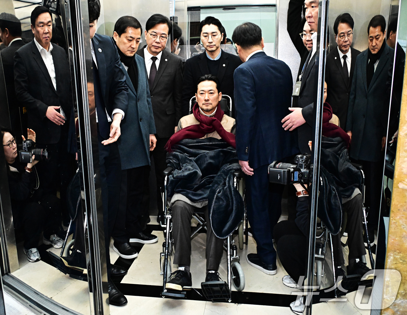 (서울=뉴스1) 국회사진기자단 = '통일교·공천헌금' 쌍특검법 수용을 촉구하며 8일째 단식을 이어오던 장동혁 국민의힘 대표가 22일 서울 여의도 국회 로텐더홀에서 단식 중단을 선언 …