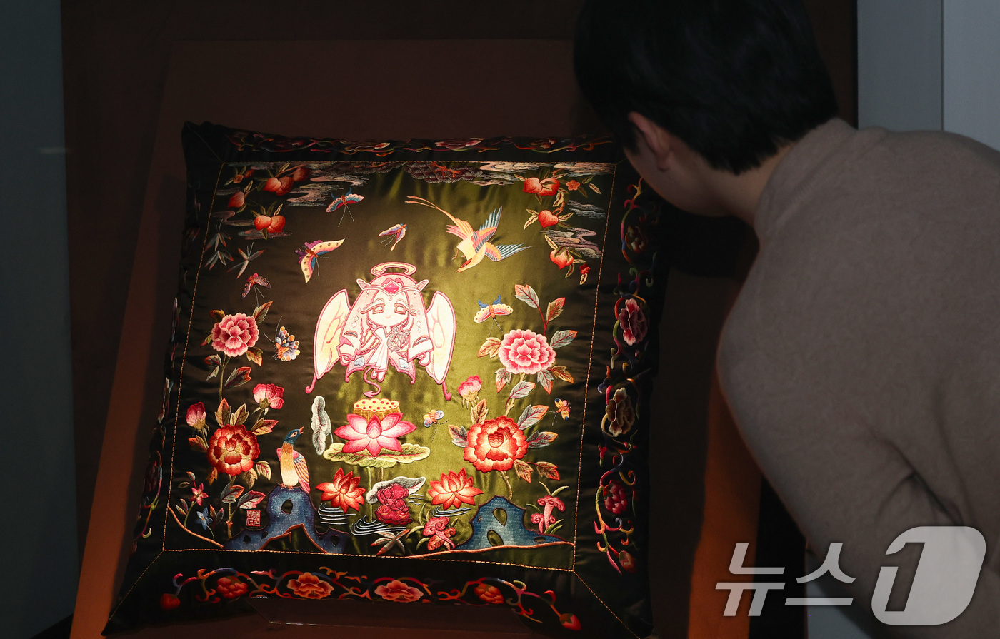 (서울=뉴스1) 최지환 기자 = 22일 서울 종로구 아라아트센터에서 열린 '쿠키런: 킹덤 아트 콜라보 프로젝트 특별전 - 위대한 왕국의 유산' 언론공개회에서 관계자가 전시를 살펴보 …