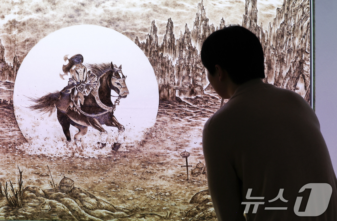 (서울=뉴스1) 최지환 기자 = 22일 서울 종로구 아라아트센터에서 열린 '쿠키런: 킹덤 아트 콜라보 프로젝트 특별전 - 위대한 왕국의 유산' 언론공개회에서 관계자가 전시를 살펴보 …