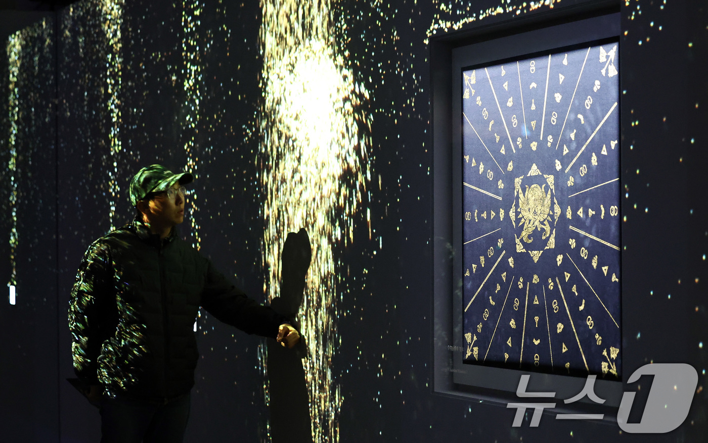 (서울=뉴스1) 최지환 기자 = 22일 서울 종로구 아라아트센터에서 열린 '쿠키런: 킹덤 아트 콜라보 프로젝트 특별전 - 위대한 왕국의 유산' 언론공개회에서 관계자가 전시를 살펴보 …